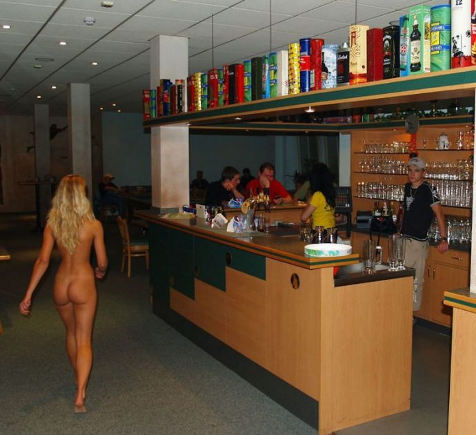 Голые девушки разгуливают где попало!