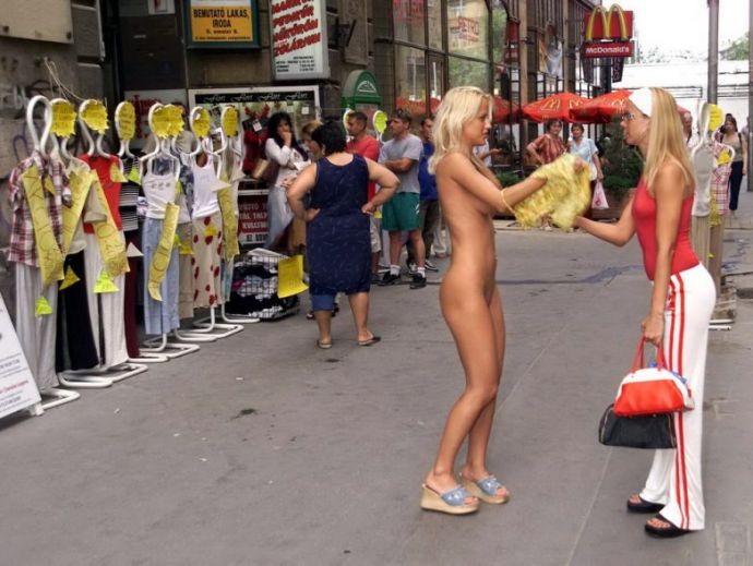 Голые девушки разгуливают где попало!