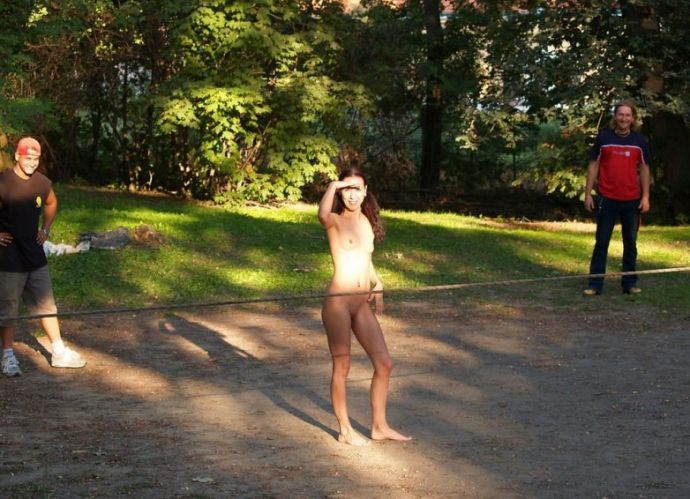 Голые девушки разгуливают где попало!