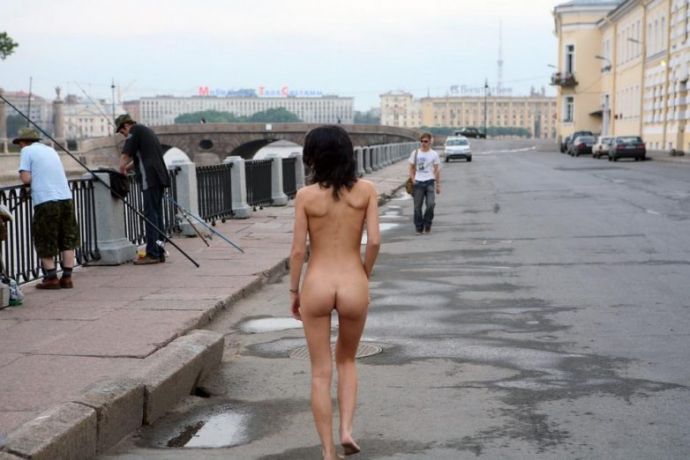 Голые девушки разгуливают где попало!