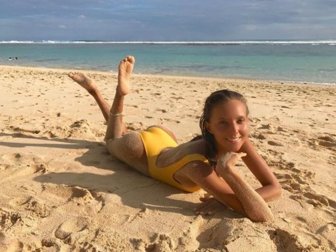 Привлекательные девушки в сплошных купальниках