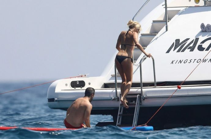 50-летняя Памела Андерсон в бикини