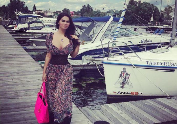 Девушка из ДОМ-2