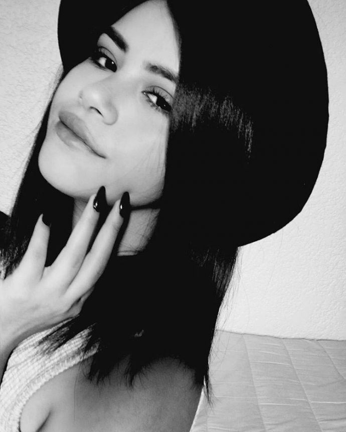 В инстаграме нашли двойника Селены Гомес и никто не может найти разницу