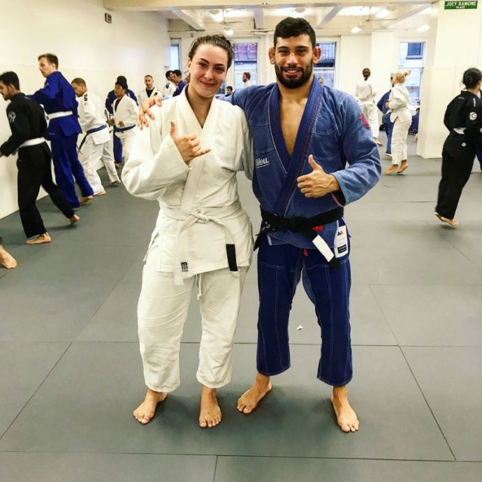 Фигуристая дочь Стивена Сигала