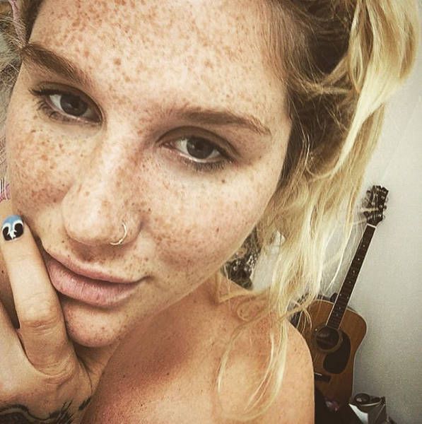 Звезды с макияжем и без