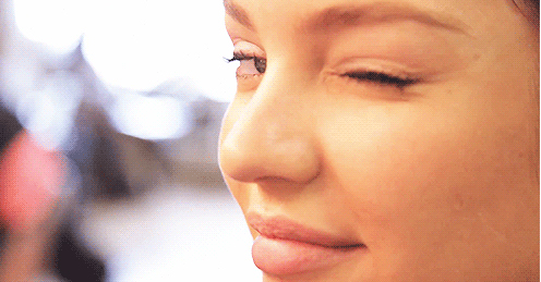 Девушки подмигивают окружающим