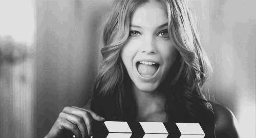 Девушки подмигивают окружающим