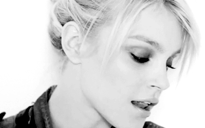 Девушки подмигивают окружающим