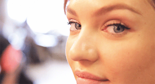 Девушки подмигивают окружающим