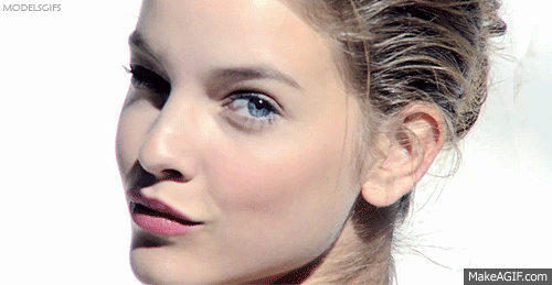 Девушки подмигивают окружающим