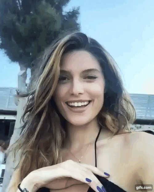 Девушки подмигивают окружающим