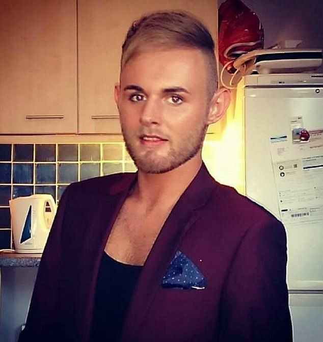 Новая шевелюра для лысого гея Новая шевелюра для лысого гея