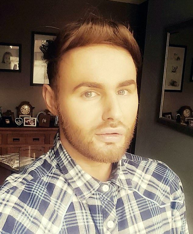 Новая шевелюра для лысого гея Новая шевелюра для лысого гея