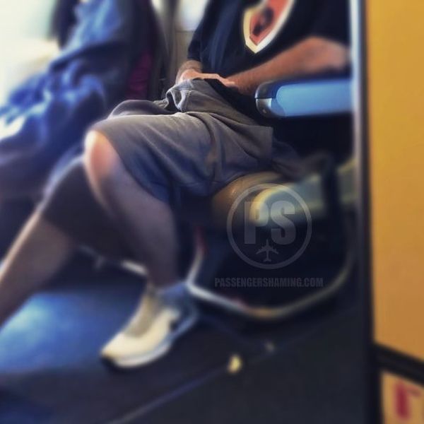 Уволенная стюардесса делится фотками мерзких пассажиров Уволенная стюардесса делится фотками мерзких пассажиров