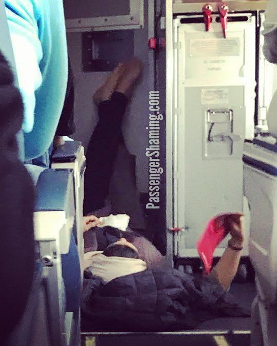 Уволенная стюардесса делится фотками мерзких пассажиров Уволенная стюардесса делится фотками мерзких пассажиров