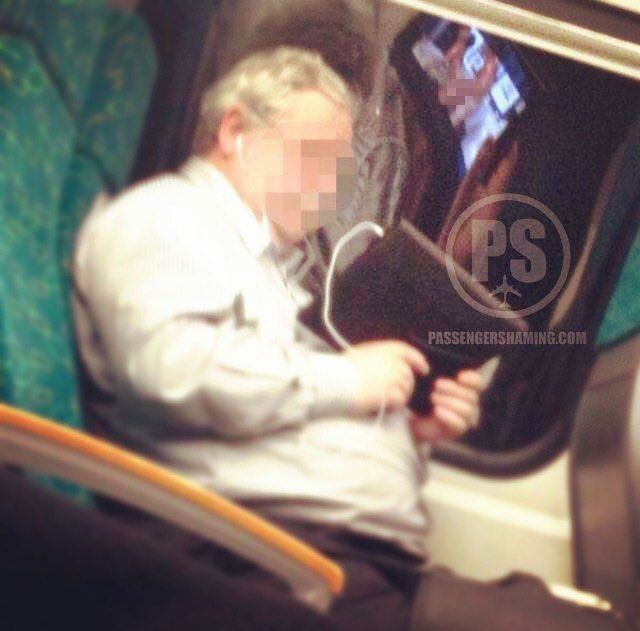 Уволенная стюардесса делится фотками мерзких пассажиров Уволенная стюардесса делится фотками мерзких пассажиров