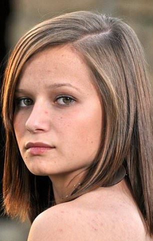 Милая девушка, ставшая парнем, приклеивает грудь скотчем к ребрам