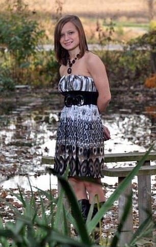 Милая девушка, ставшая парнем, приклеивает грудь скотчем к ребрам Милая девушка, ставшая парнем, приклеивает грудь скотчем к ребрам