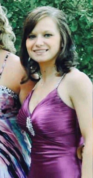 Милая девушка, ставшая парнем, приклеивает грудь скотчем к ребрам Милая девушка, ставшая парнем, приклеивает грудь скотчем к ребрам