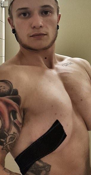 Милая девушка, ставшая парнем, приклеивает грудь скотчем к ребрам Милая девушка, ставшая парнем, приклеивает грудь скотчем к ребрам