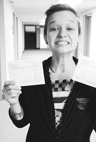 Милая девушка, ставшая парнем, приклеивает грудь скотчем к ребрам Милая девушка, ставшая парнем, приклеивает грудь скотчем к ребрам