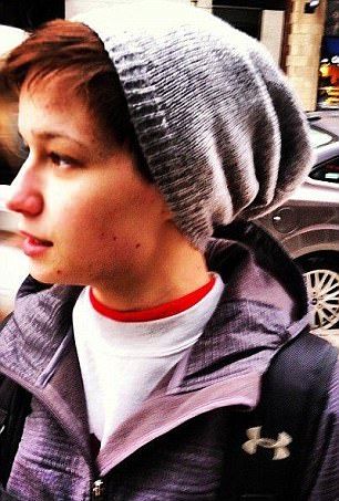 Милая девушка, ставшая парнем, приклеивает грудь скотчем к ребрам Милая девушка, ставшая парнем, приклеивает грудь скотчем к ребрам