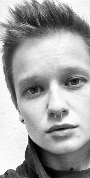 Милая девушка, ставшая парнем, приклеивает грудь скотчем к ребрам Милая девушка, ставшая парнем, приклеивает грудь скотчем к ребрам