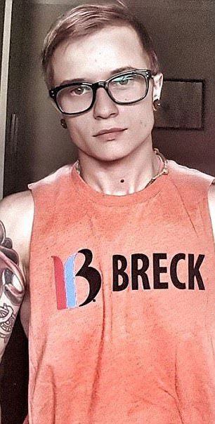 Милая девушка, ставшая парнем, приклеивает грудь скотчем к ребрам Милая девушка, ставшая парнем, приклеивает грудь скотчем к ребрам