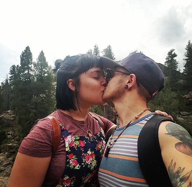 Милая девушка, ставшая парнем, приклеивает грудь скотчем к ребрам Милая девушка, ставшая парнем, приклеивает грудь скотчем к ребрам