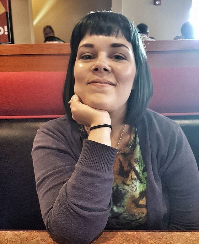 Милая девушка, ставшая парнем, приклеивает грудь скотчем к ребрам Милая девушка, ставшая парнем, приклеивает грудь скотчем к ребрам