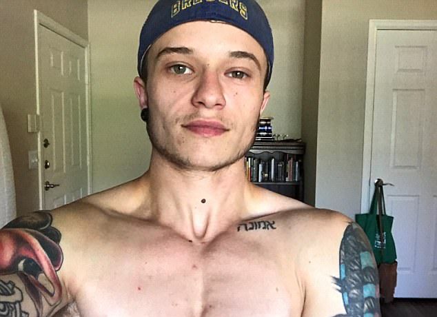 Милая девушка, ставшая парнем, приклеивает грудь скотчем к ребрам Милая девушка, ставшая парнем, приклеивает грудь скотчем к ребрам