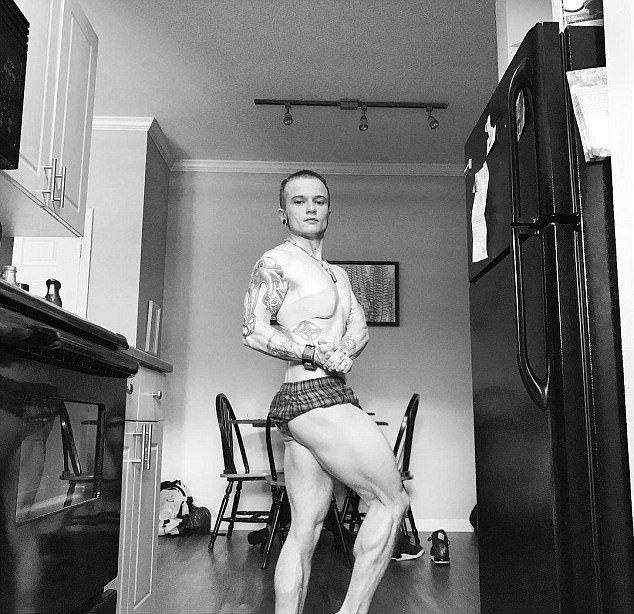 Милая девушка, ставшая парнем, приклеивает грудь скотчем к ребрам Милая девушка, ставшая парнем, приклеивает грудь скотчем к ребрам