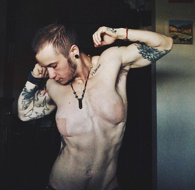 Милая девушка, ставшая парнем, приклеивает грудь скотчем к ребрам Милая девушка, ставшая парнем, приклеивает грудь скотчем к ребрам