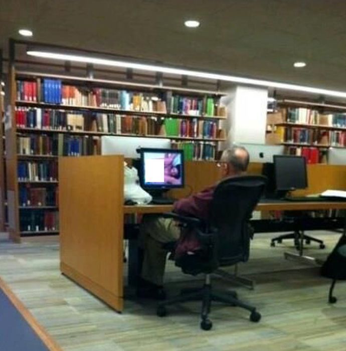 Любители порно попались на просмотре клубнички в публичных местах Любители порно попались на просмотре клубнички в публичных местах