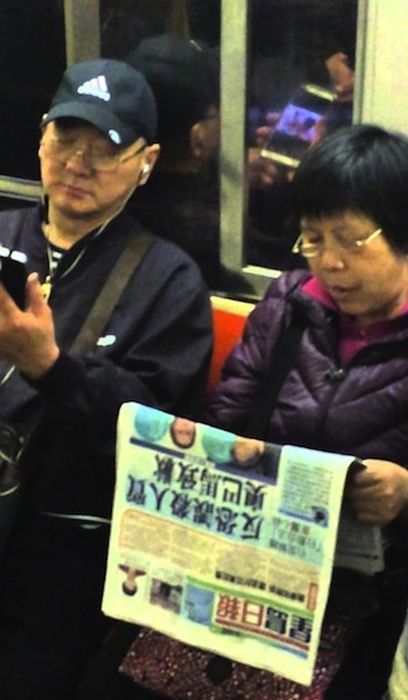 Любители порно попались на просмотре клубнички в публичных местах Любители порно попались на просмотре клубнички в публичных местах