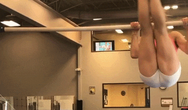 Стройные девушки занимаются спортом