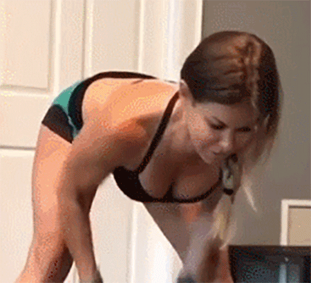 Стройные девушки занимаются спортом