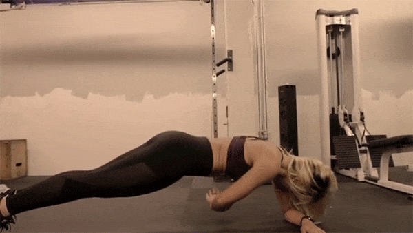 Стройные девушки занимаются спортом