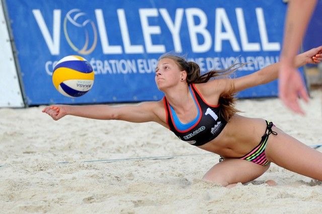 Девушки, играющие в пляжный волейбол