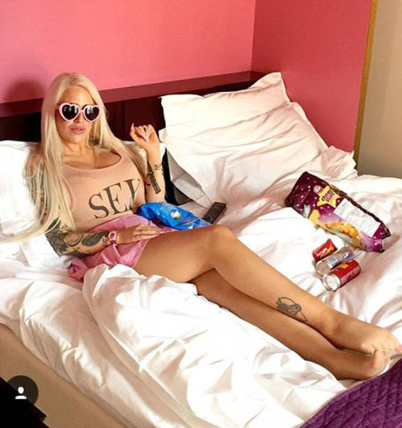 Порнозвезда Алисия Амира, которая хочет быть похожа на куклу Барби Порнозвезда Алисия Амира, которая хочет быть похожа на куклу Барби