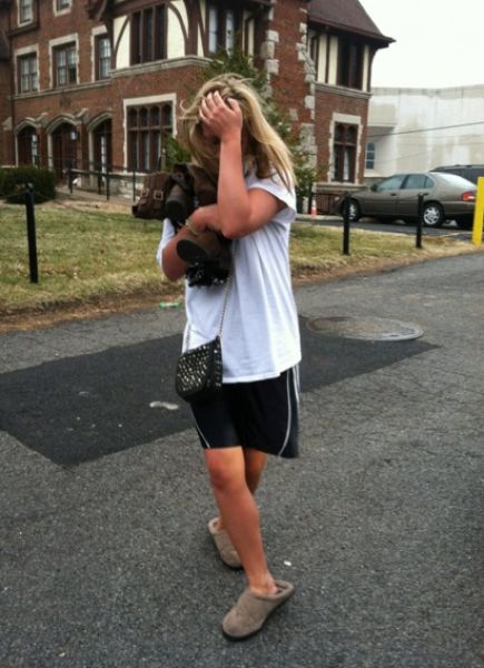 Барышни возвращаются домой после бурной ночи, полной секса и алкоголя Барышни возвращаются домой после бурной ночи, полной секса и алкоголя