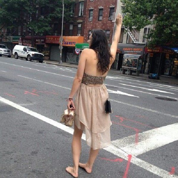 Барышни возвращаются домой после бурной ночи, полной секса и алкоголя Барышни возвращаются домой после бурной ночи, полной секса и алкоголя