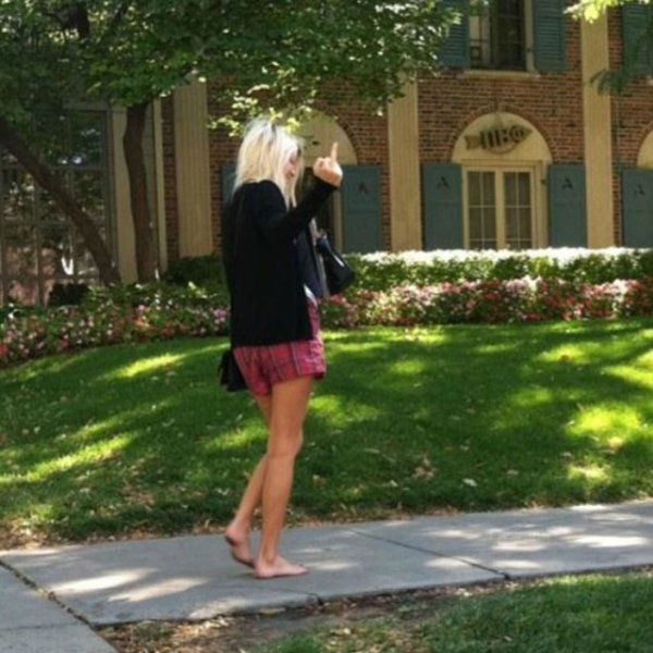 Барышни возвращаются домой после бурной ночи, полной секса и алкоголя Барышни возвращаются домой после бурной ночи, полной секса и алкоголя