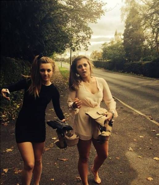 Барышни возвращаются домой после бурной ночи, полной секса и алкоголя Барышни возвращаются домой после бурной ночи, полной секса и алкоголя