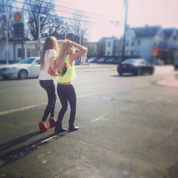 Барышни возвращаются домой после бурной ночи, полной секса и алкоголя Барышни возвращаются домой после бурной ночи, полной секса и алкоголя