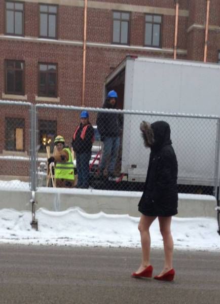 Барышни возвращаются домой после бурной ночи, полной секса и алкоголя Барышни возвращаются домой после бурной ночи, полной секса и алкоголя