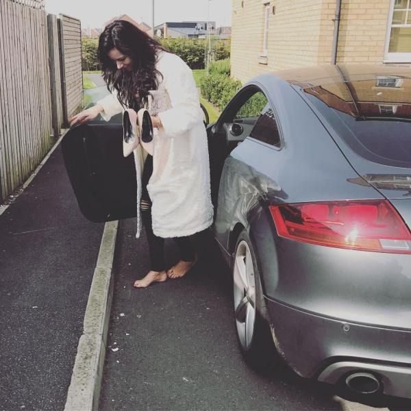 Барышни возвращаются домой после бурной ночи, полной секса и алкоголя Барышни возвращаются домой после бурной ночи, полной секса и алкоголя