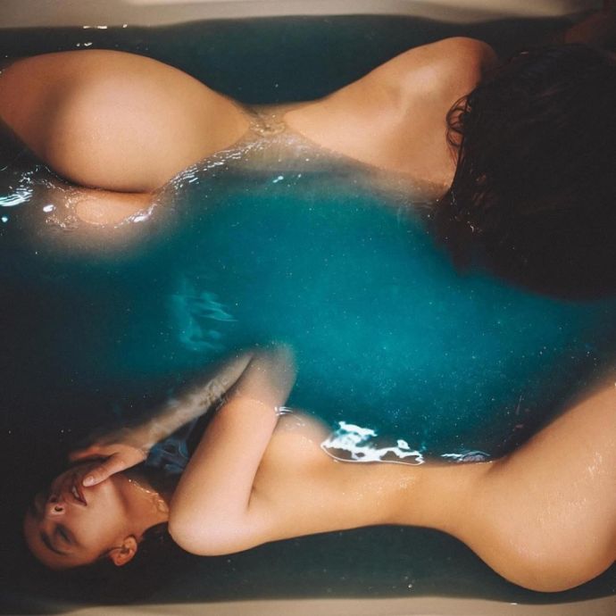 Чувственные фотографии красивых женщин на грани творчества и сексуальности