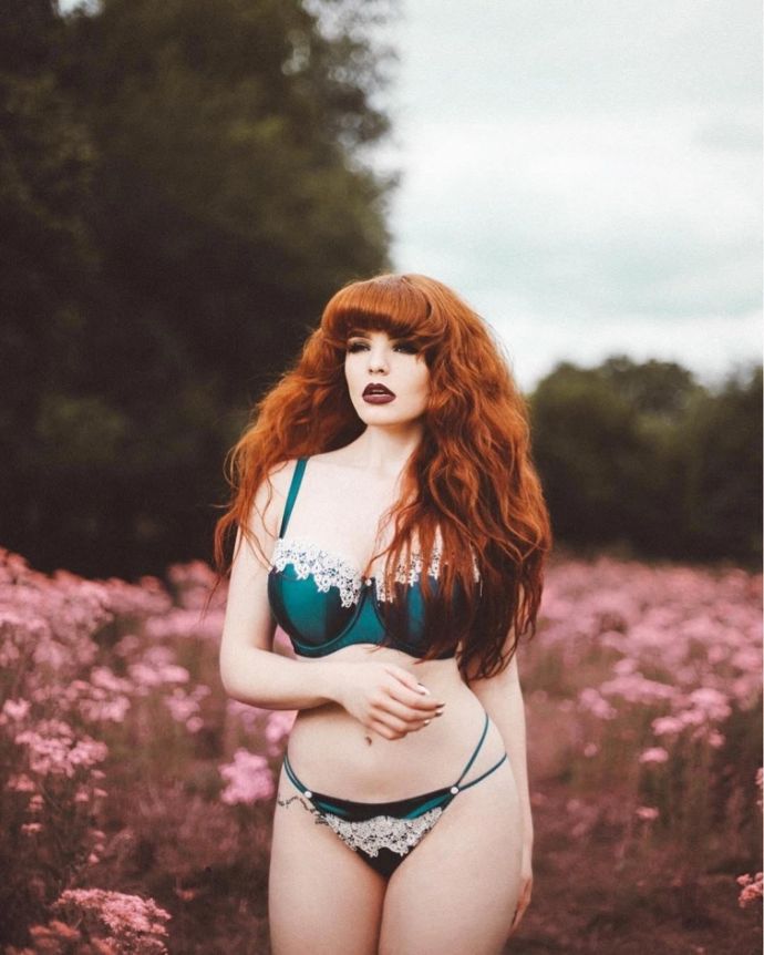 Чувственные фотографии красивых женщин на грани творчества и сексуальности